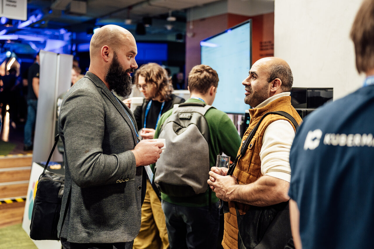 Two attendees chatting at KCD Warsaw