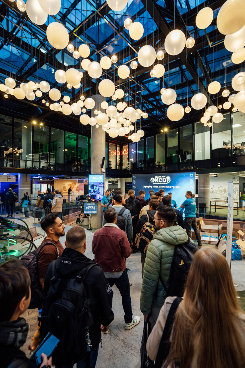 Varso Tower lobby with crowd